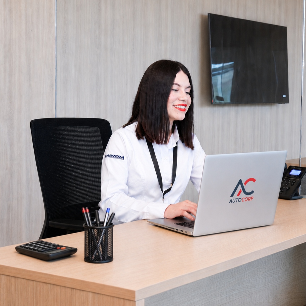 Colaboradora usando CRM Autocorp